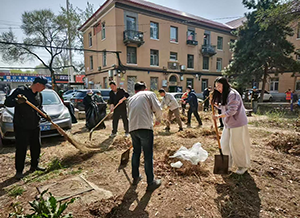 沈陽萬益集團黨員參加松泉社區“黨員進社區”志愿清潔活動